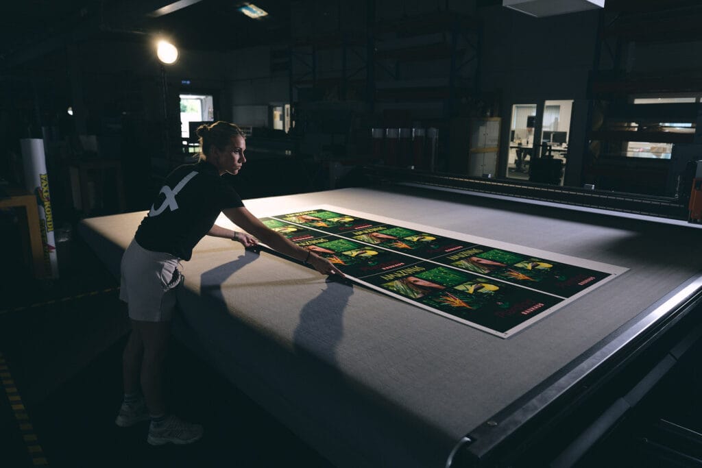 Storformatprint på skærebordet hos DESLERS trykkeri på Fyn